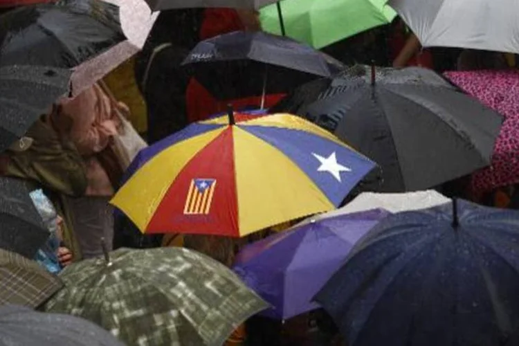 Manifestantes participam de ato em Barcelona contra a suspensão de referendo sobre independência (Quique Garcia/AFP)