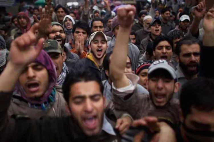 
	Manifestantes entraram em confronto com tropas do governo em diversas parte da Caxemira controlada pela &Iacute;ndia&nbsp;
 (Daniel Berehulak/Getty Images)
