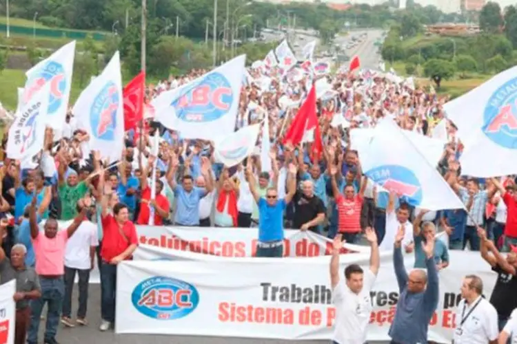 Centrais sindicais cobram a revogação de medidas que retiram direitos (Roberto Parizotti/Divulgação/CUT)