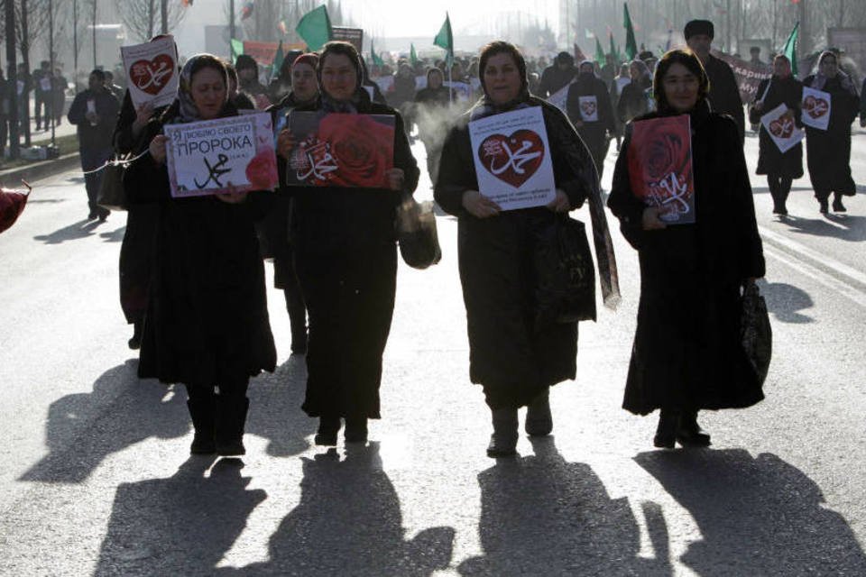 Milhares protestam contra jornal Charlie Hebdo na Chechênia
