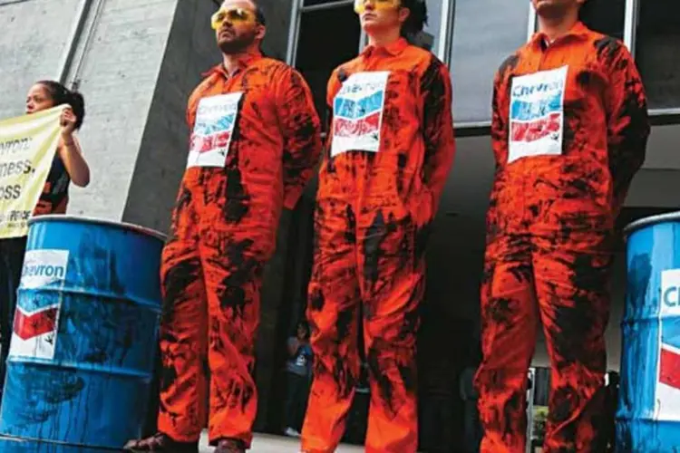 
	Protesto do Greenpeace na sede da Chevron, no Rio: o Brasil entra na era das multas bilion&aacute;rias
 (Luiza Castro/AFP)