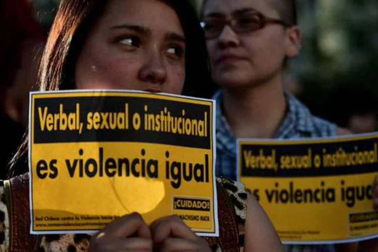 Ativistas participam de ato contra violência doméstica e sexual em 11 de novembro de 2014, em Santiago, Chile (Martin Bernetti/AFP)