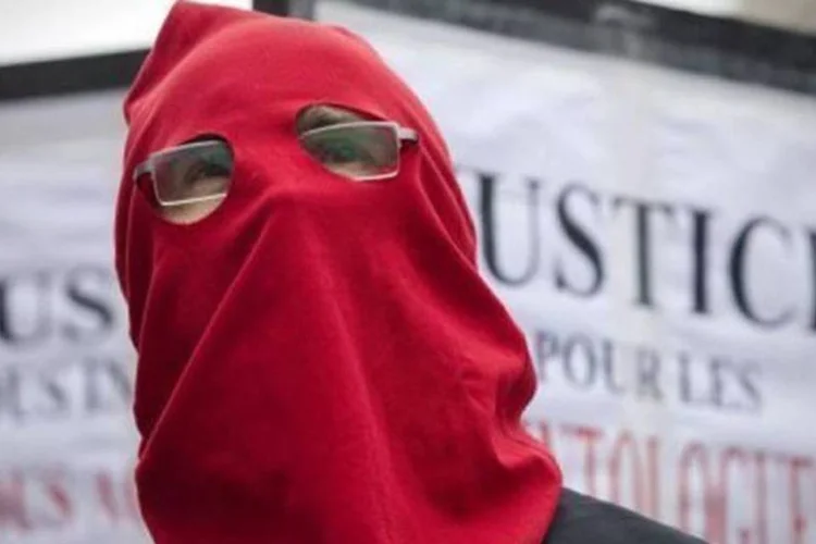 Membro da Igreja da Cientologia protesta com a mensagem "Justiça para os Cientologistas" em Tribunal de Paris (AFP/Arquivo / Joel Saget)