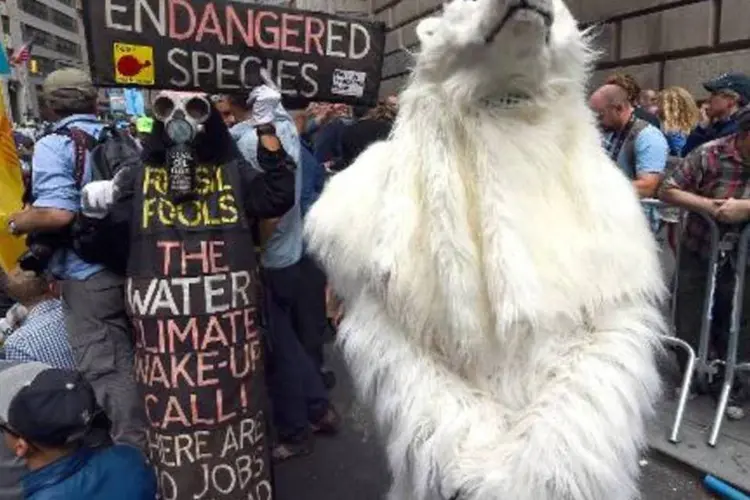 Ativista vestido de urso polar protesta durante a cúpula climática em Nova York (Timothy A. Clary/AFP)