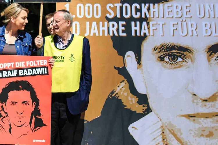 
	Protesto contra a pris&atilde;o do blogueiro saudita, Raif Badawi: fundador do f&oacute;rum na internet Rede Liberal Saudita, foi condenado em setembro de 2014 a dez anos de pris&atilde;o e a receber mil chicotadas
 (Getty Images / Carsten Koall)