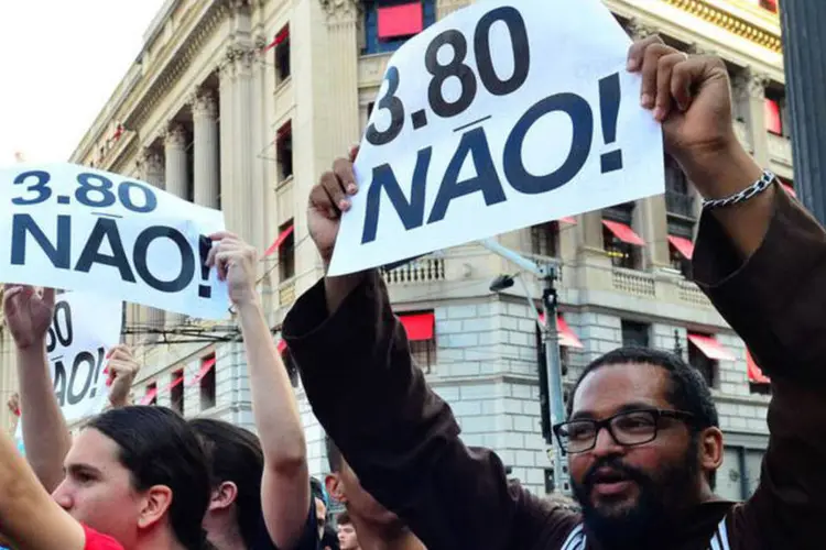 
	Protesto do Passe Livre em 08/01: na manifesta&ccedil;&atilde;o de hoje, a pol&iacute;cia definiu uma &uacute;nica op&ccedil;&atilde;o para que os ativistas fizessem o protesto
 (Rovena Rosa / Agência Brasil)