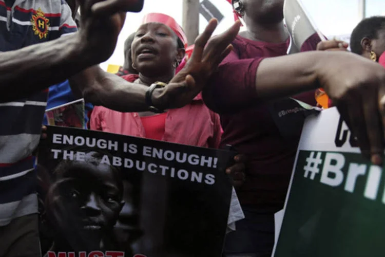 
	Protesto contra o grupo Boko Haram, na Nig&eacute;ria: grupo ligado &agrave; Al Qaeda sequestrou cerca de 200 meninas na mesma regi&atilde;o do ataque&nbsp;
 (Akintunde Akinleye/Reuters)