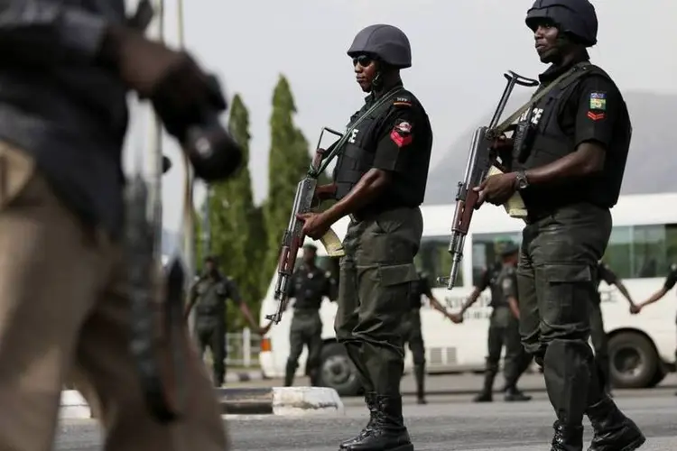 
	Policiais montam guarda durante um protesto contra o Boko Haram: emir de Gwoza foi morto por volta de 9 horas
 (Afolabi Sotunde/Reuters)