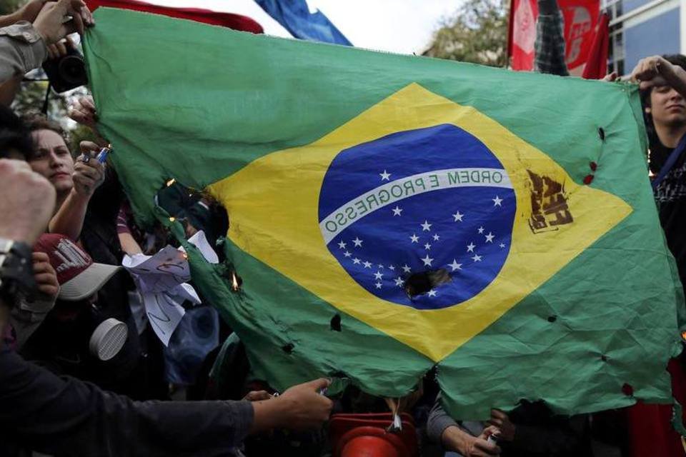 Protestos dividem espaço com festa por abertura do Mundial