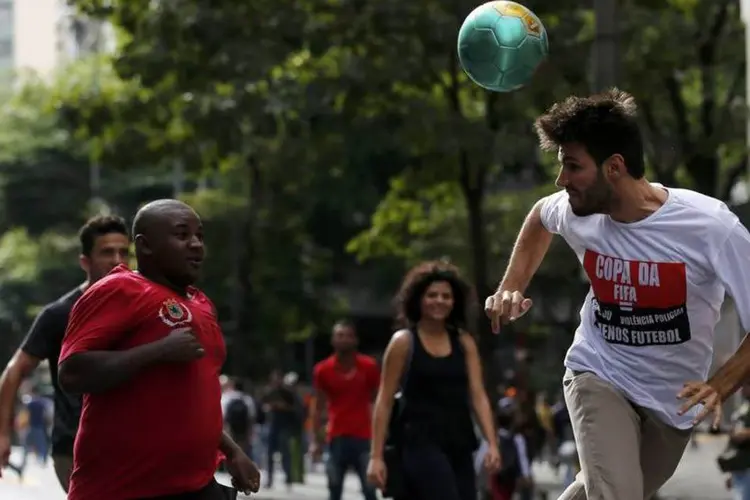 Manifestantes jogam futebol durante um protesto contra a Copa, em Belo Horizonte (Sergio Moraes/Reuters)