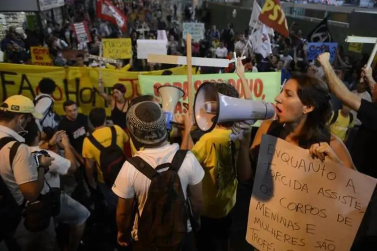 Protesto contra os gastos públicos na Copa do Mundo, em Brasília (Fábio Rodrigues Pozzebom/Agência Brasil)