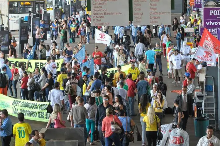 Protestos contra a Copa do Mundo, na rodoviário do plano piloto em Brasília (Antônio Cruz/Agência Brasil)