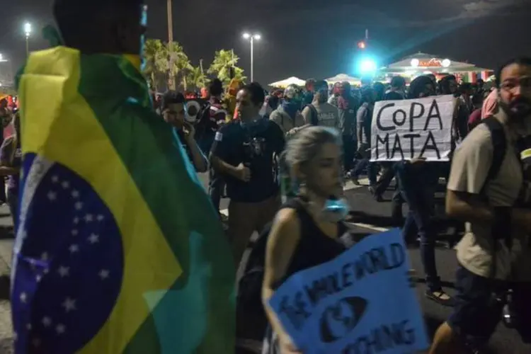 Manifestantes em passeata na praia de Copacabana protestam contra a Copa do Mundo (Fernando Frazão/Agência Brasil)