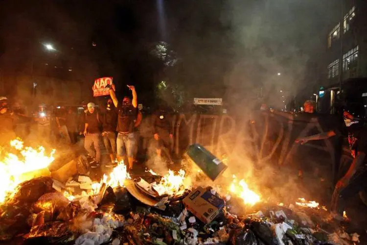 Manifestantes durante protesto contra os gastos na Copa do Mundo do Brasil, em São Paulo (Paulo Whitaker/Reuters)