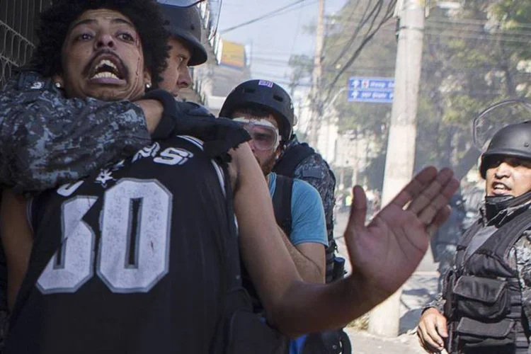 Policial prende um manifestante durante um protesto contra a Copa, em São Paulo (Marco Bello/Reuters)