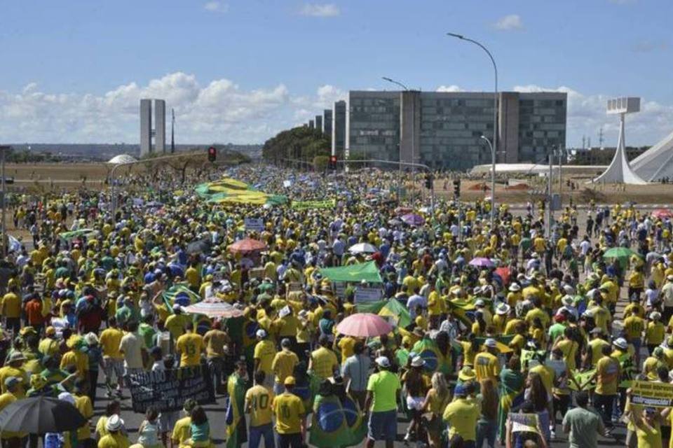 Cunha, Renan e Janot são alvos de crítica em protestos