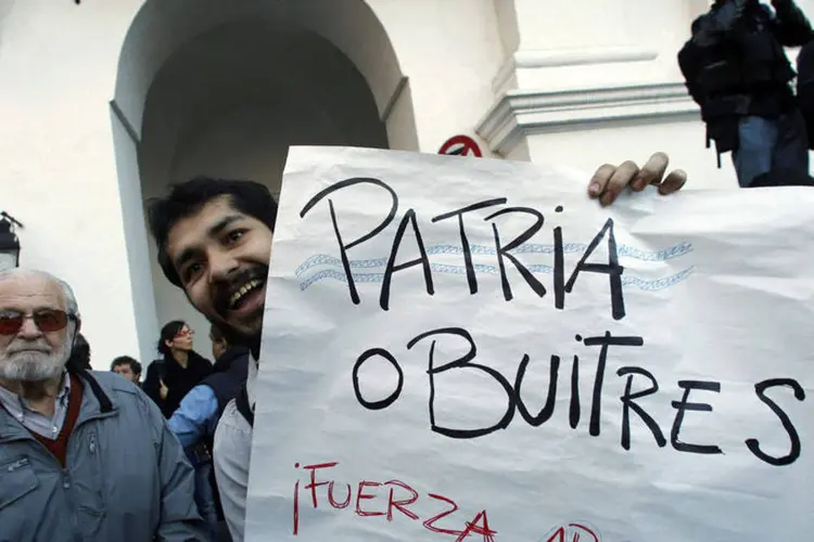 
	Protesto em Buenos Aires: mesmo um curto default aumentar&aacute; as press&otilde;es sobre o peso
 (Marcos Brindicci/Reuters)