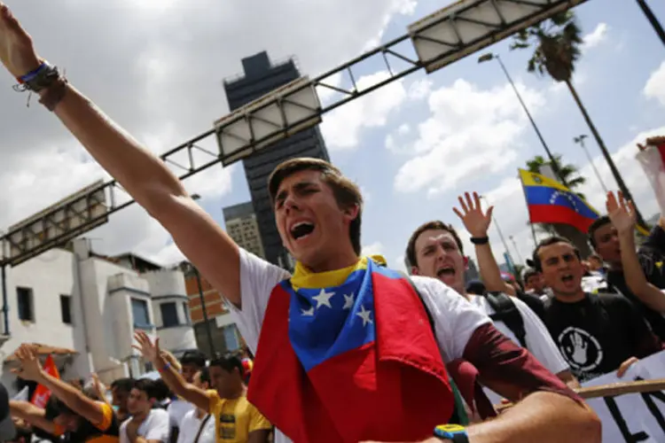 Manifestantes da oposição durante um protesto contra o governo do presidente Nicolás Maduro, em Caracas, na Venezuela (Jorge Silva/Reuters)