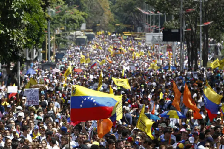 Manifestantes da oposição durante protesto contra o governo do presidente venezuelano, Nicolás Maduro, em Caracas (Carlos Garcia Rawlins/Reuters)