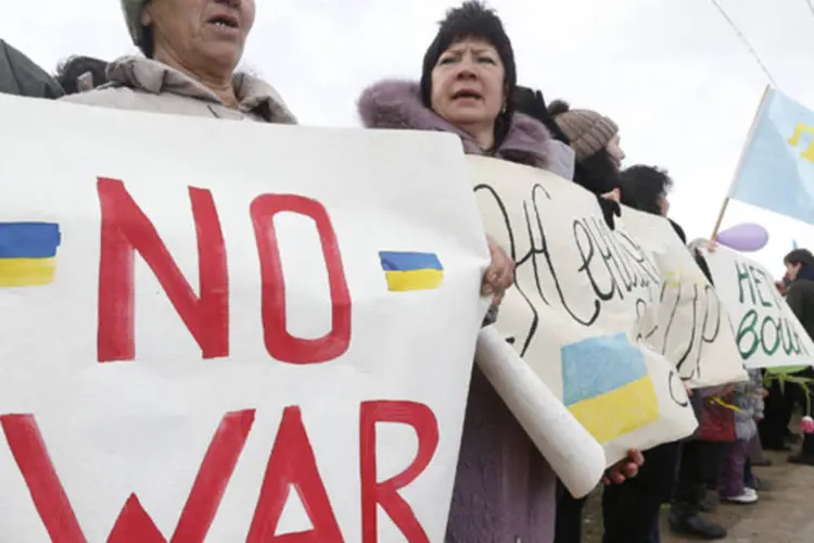 Manifestantes durante um protesto contra a guerra na vila de Eskisaray, na região da Crimeia, Ucrânia (Vasily Fedosenko/Reuters)