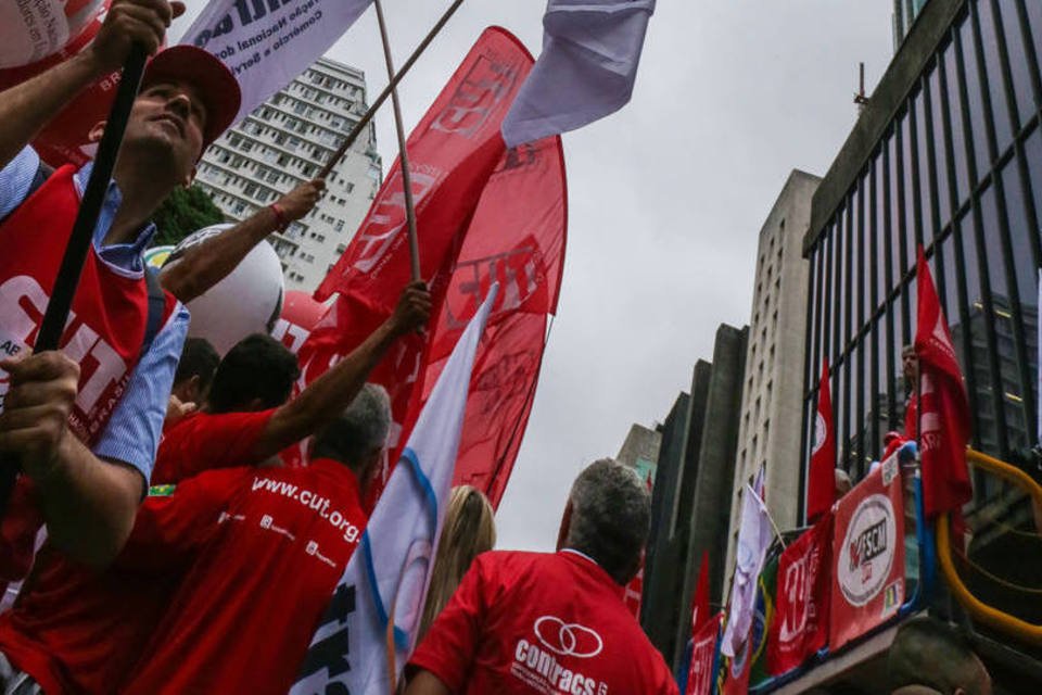 Manifestantes contra impeachment se concentram na Cinelândia