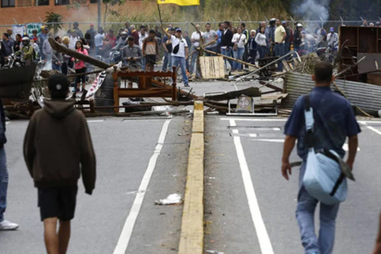 Apoiadores do opositor Leopoldo Lopez durante manifestação contra o presidente venezuelano Nicolás Maduro, em uma área de classe média de Caracas (Carlos Garcia Rawlins/Reuters)