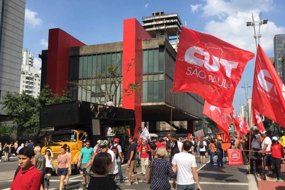 Manifestantes protestam contra Temer na Avenida Paulista