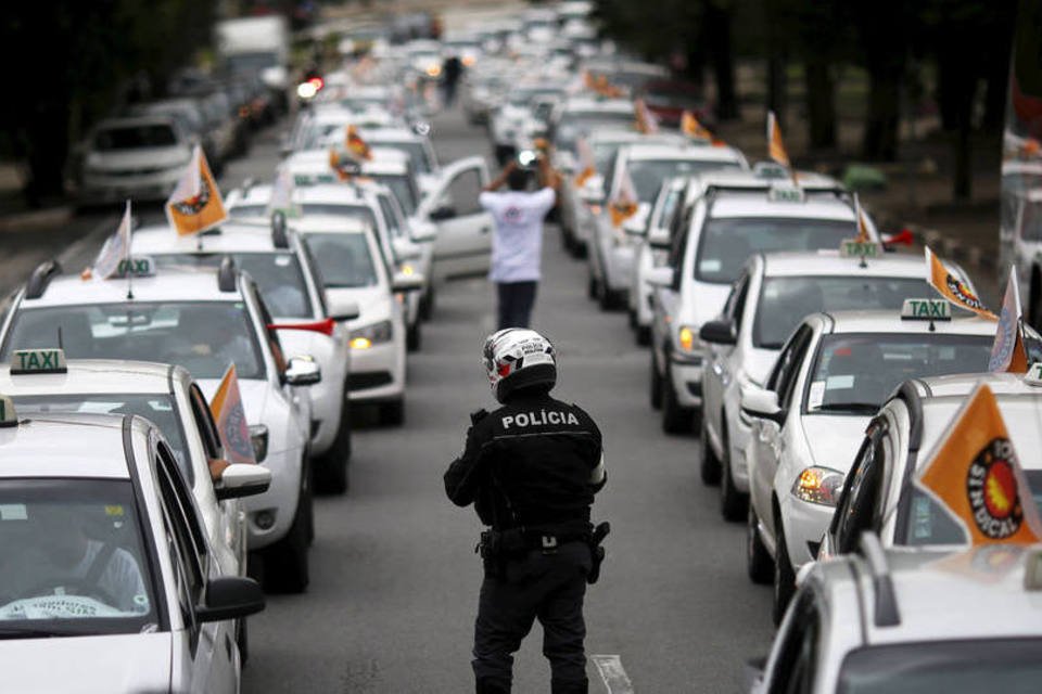 Equipes de TV são expulsas por taxistas em ato contra Uber