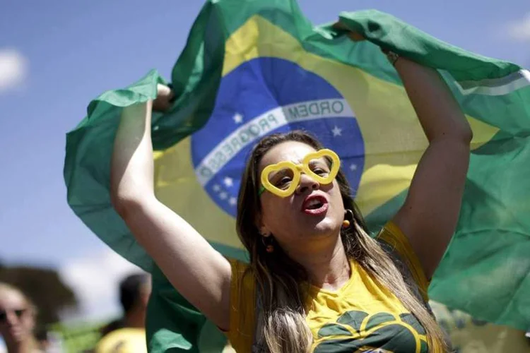 
	Os participantes da mobiliza&ccedil;&atilde;o na capital ga&uacute;cha defendem impeachment contra a presidente
 (Ueslei Marcelino/Reuters)