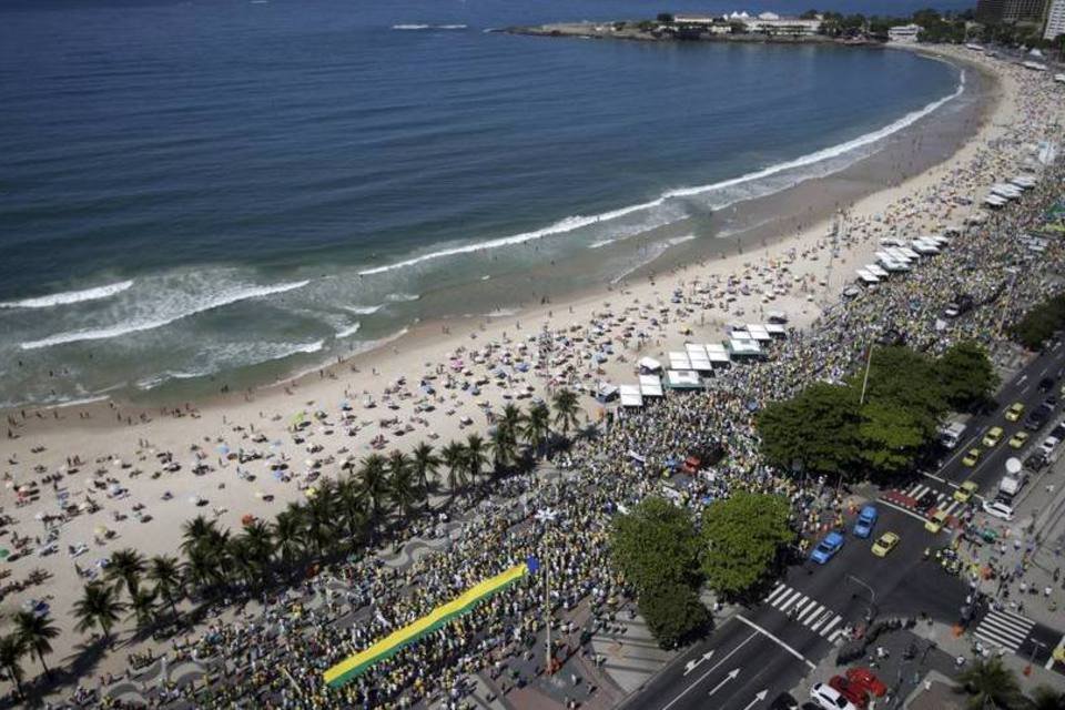 Caminhada de cinco horas em Copacabana marca manifestação
