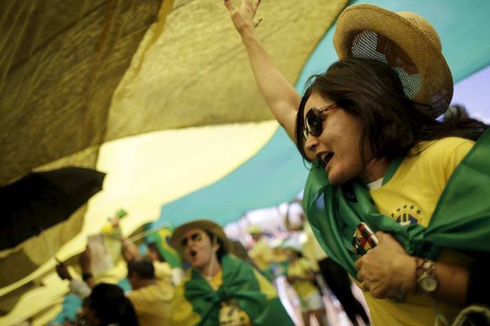 Veja os gritos de guerra dos protestos pró e contra Dilma