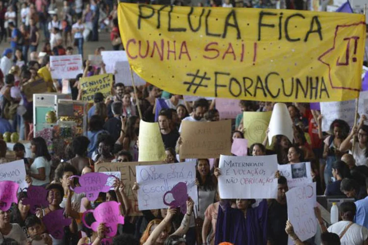 
	Protesto contra o PL5069/2013 de Eduardo Cunha em Bras&iacute;lia: &ldquo;Homens convidam mulheres para escrever no seu lugar e se colocam nesse lugar do ouvinte&quot;
 (Fabio Rodrigues Pozzebom / Agência Brasil)