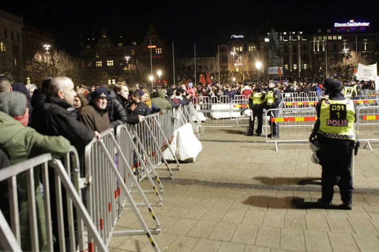 
	Protesto contra o Pegida: opositores silenciaram com gritos discursos dos islamof&oacute;bicos
 (Drago Prvulovic/TT News Agency/Reuters)