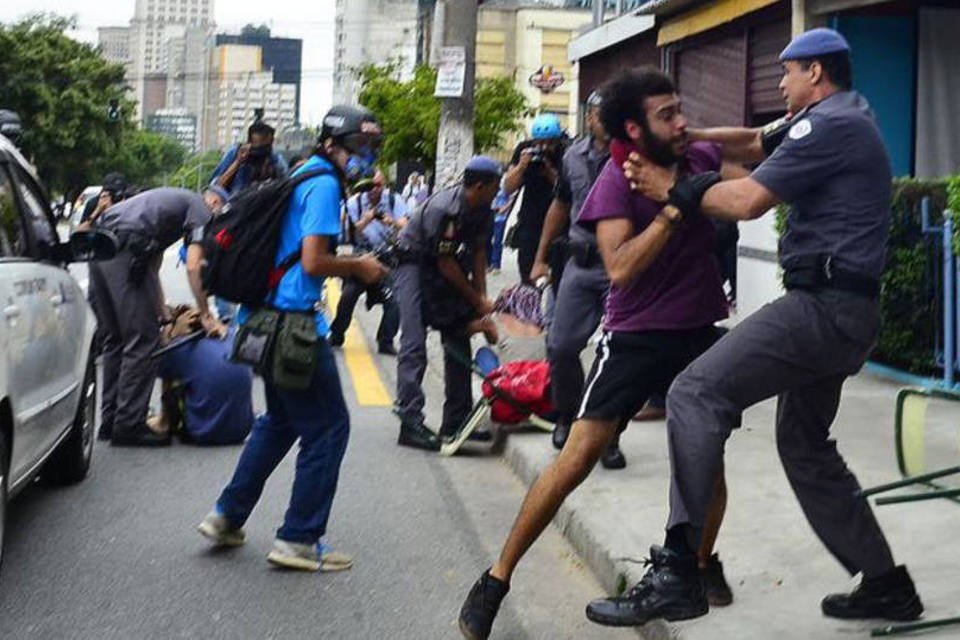 PM joga bombas de efeito moral em estudantes e isola DP