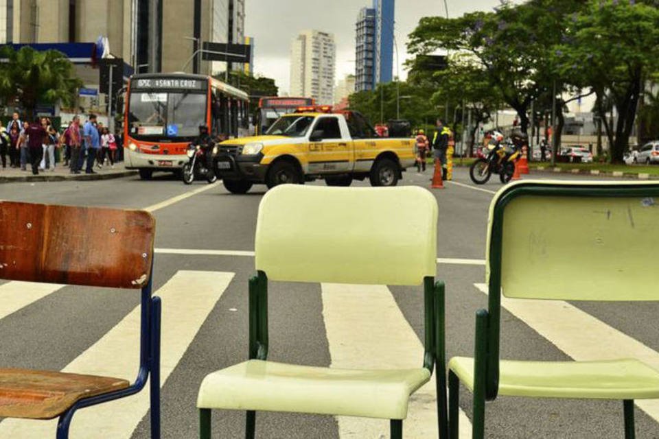 Estudantes bloqueiam vias em SP contra fechamento de escolas