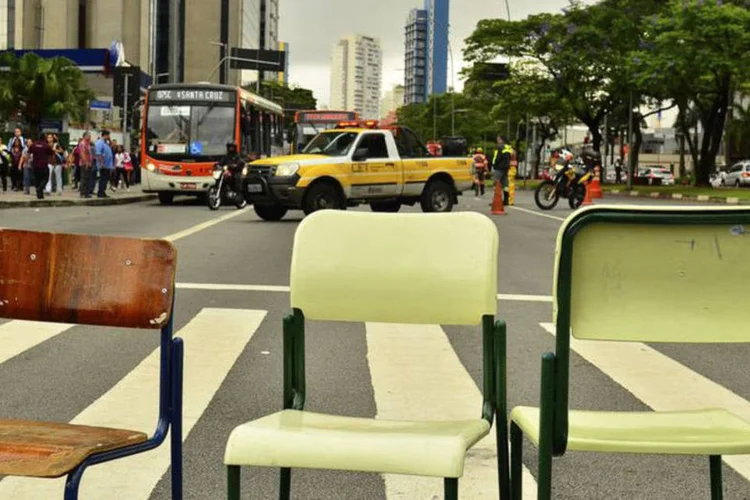 
	Reorganiza&ccedil;&atilde;o: manifestantes bloquearam a Estrada do M&#39;Boi Mirim, Avenida Professor Francisco Morato, Avenida Jo&atilde;o Dias, Marginal Pinheiros, Rua Heitor Penteado
 (Rovena Rosa / Agência Brasil)