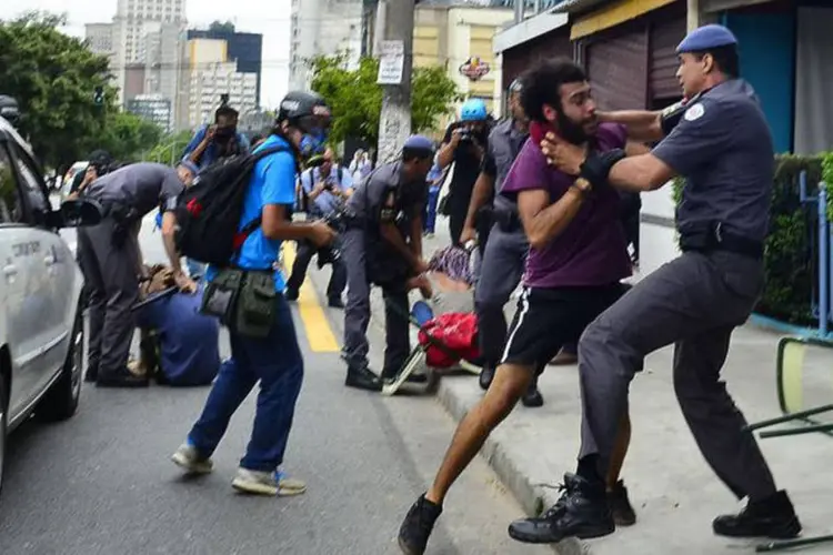 
	Protesto: ontem, o protesto dos alunos foi reprimido com o uso de bombas de efeito moral e g&aacute;s lacrimog&ecirc;neo
 (Rovena Rosa / Agência Brasil)