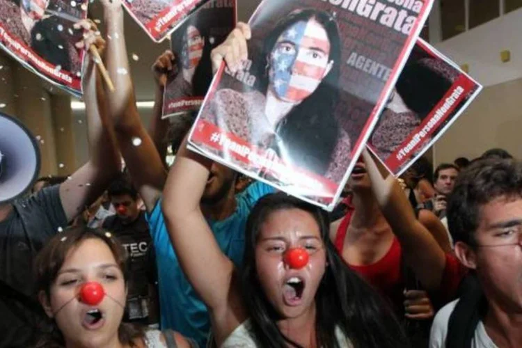 Manifestantes protestam contra a visita ao país da mais conhecida dissidente cubana, a blogueira Yoani Sánchez, durante evento na região central de São Paulo nesta quinta-feira (REUTERS/Paulo Whitaker)