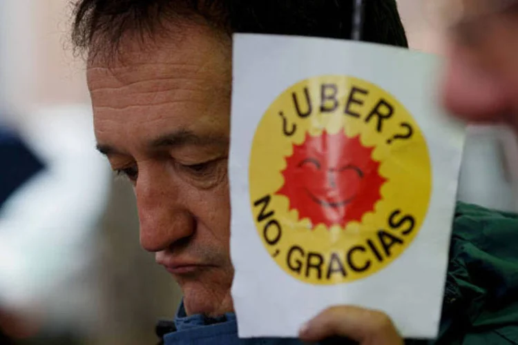 
	Uber: apesar dos cont&iacute;nuos protestos, 550 mil usu&aacute;rios j&aacute; baixaram o aplicativo na capital argentina e 37 mil pessoas est&atilde;o inscritas como motoristas
 (Pablo Blazquez Dominguez / Reuters)