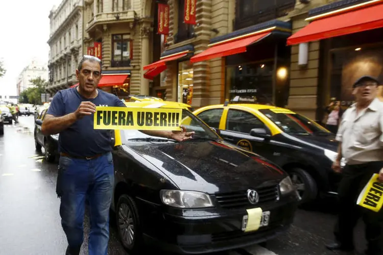 Uber: "Vamos manter uma luta contínua até que o Uber saia da cidade" (Enrique Marcarian / Reuters)