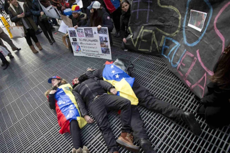 Manifestantes protestam contra o dizem ser um regime de opressão na Venezuela, na Times Square de Nova York (Carlo Allegri/Reuters)