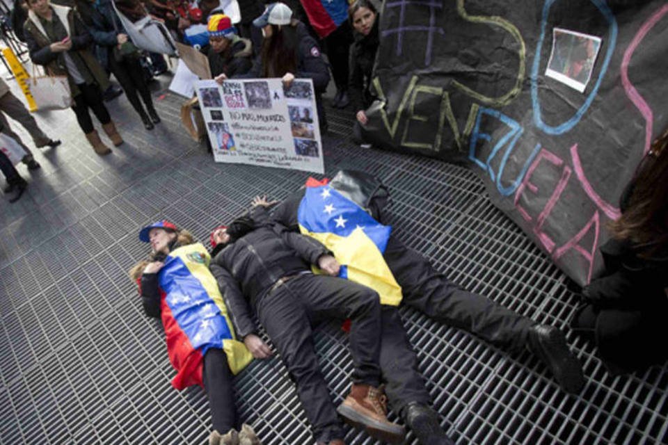 Manifestantes desafiam proibição presidencial na Venezuela