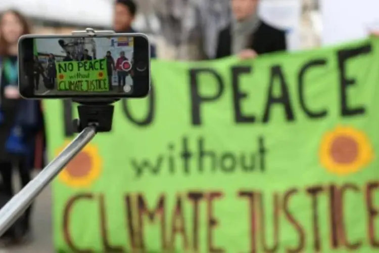 Manifestação durante a conferência da COP21: "a mudança climática tem que ser liderada por cidadãos, não podemos confiar em nossos políticos porque estão fracassando há 23 anos", disse ativista (MIGUEL MEDINA/AFP)