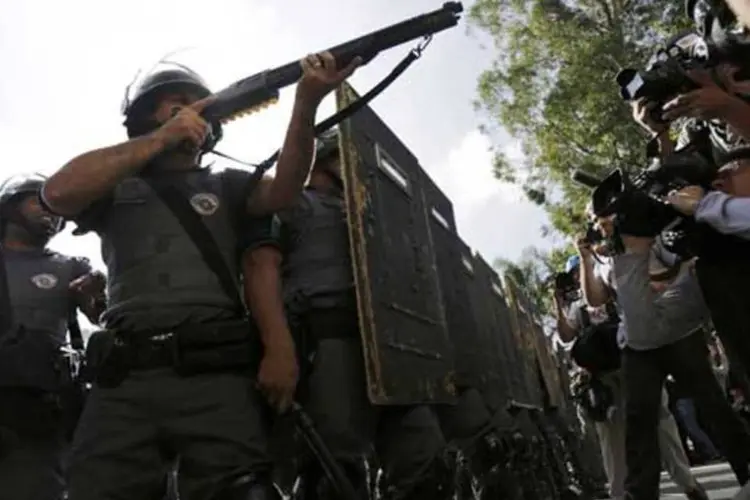 
	Policiais tentam conter manifestantes na Zona Leste de S&atilde;o Paulo
 (Reuters)