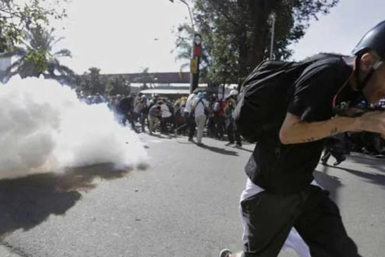 
	Homem foge de bomba lan&ccedil;ada pela PM em S&atilde;o Paulo
 (Reuters)