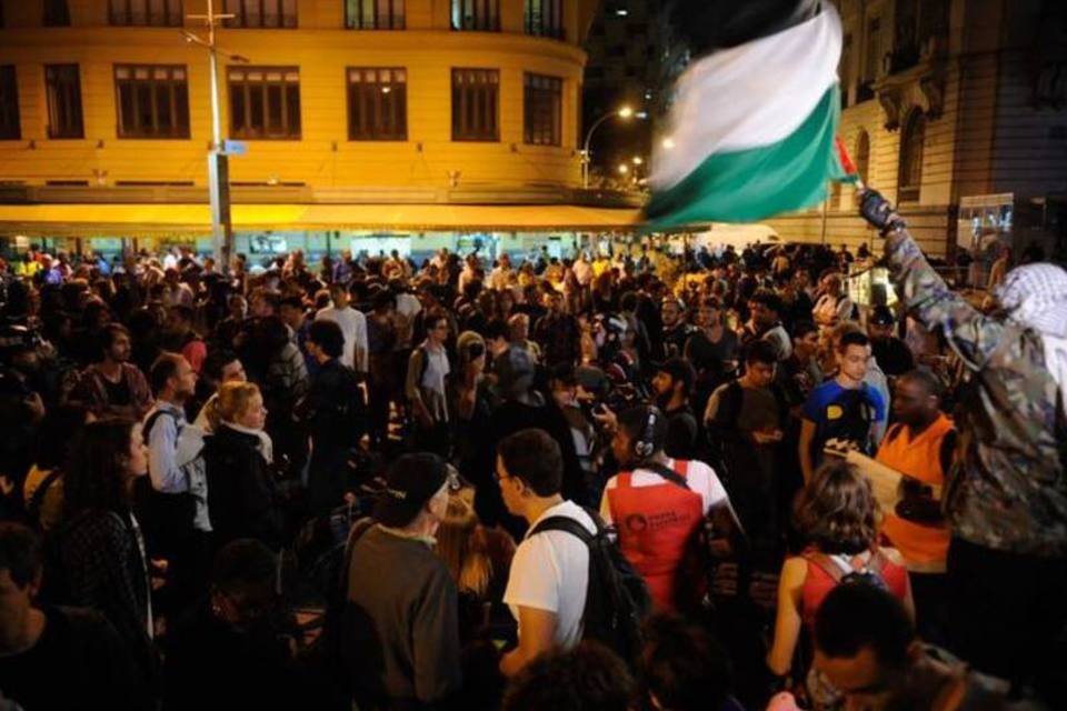 Manifestantes contra Copa se juntam a professores no Rio