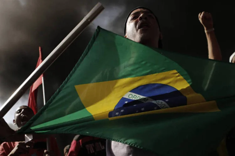 
	Integrantes do MTST fazem protesto em S&atilde;o Paulo: nos pr&oacute;ximos meses o movimento promete intensificar as ocupa&ccedil;&otilde;es nas ruas e as a&ccedil;&otilde;es em pr&eacute;dios p&uacute;blicos
 (REUTERS/Nacho Doce)