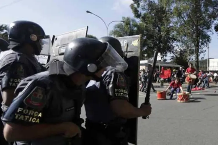 Policiais da Força Tática da PM durante tumulto, mais cedo, na Zona Leste (Reuters)