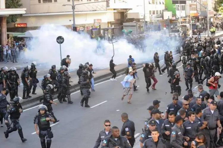 
	Protesto contra a Copa do Mundo na Pra&ccedil;a Saens Pe&ntilde;a, no dia 13 de julho no Rio de Janeiro
 (Tomaz Silva/Agência Brasil)