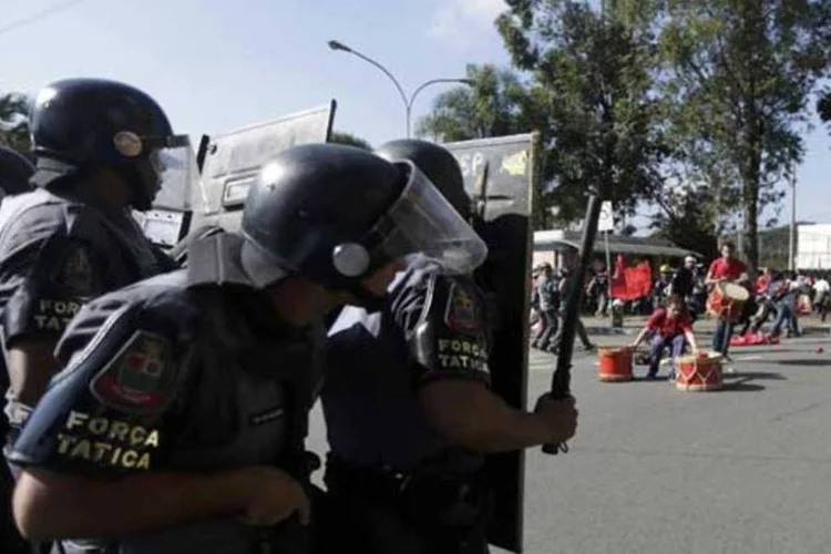 Policiais da Força Tática da PM durante tumulto, mais cedo, na Zona Leste (Reuters)